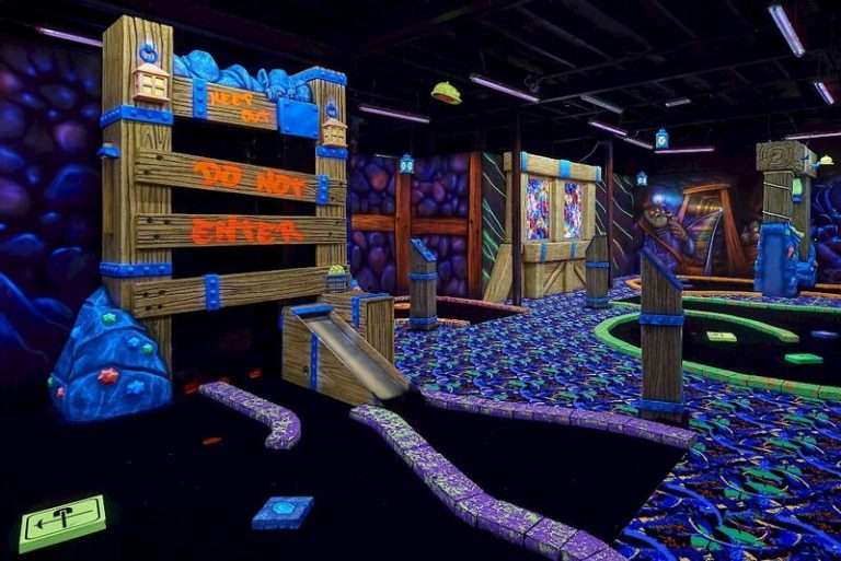 FunZone Glow Minigolf in Aalsmeer nu met een geweldig spannend thema.