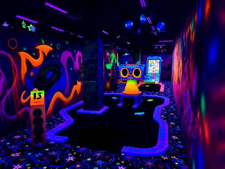 Children's party: Glow-in-the-dark mini golf at GlowGolf in Amsterdam North