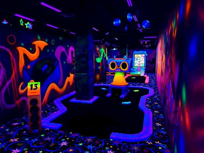 Children’s party: Glow-in-the-dark mini golf at GlowGolf in Amsterdam North