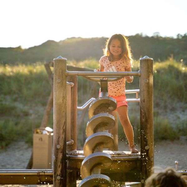 Klimmen en klauteren in een hele gave speeltuin van camping de Lakens bij restaurant Gestrand