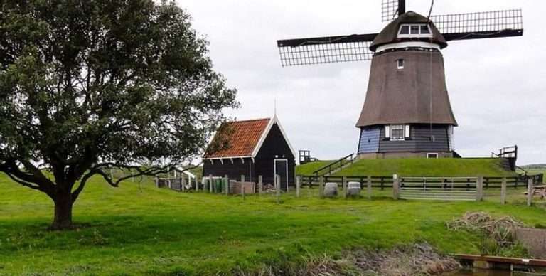Visitor center and windmill De Breek