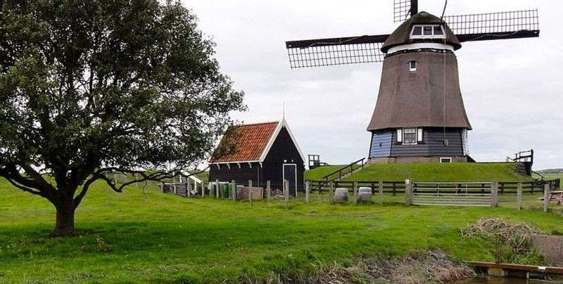 Visitor center and windmill De Breek