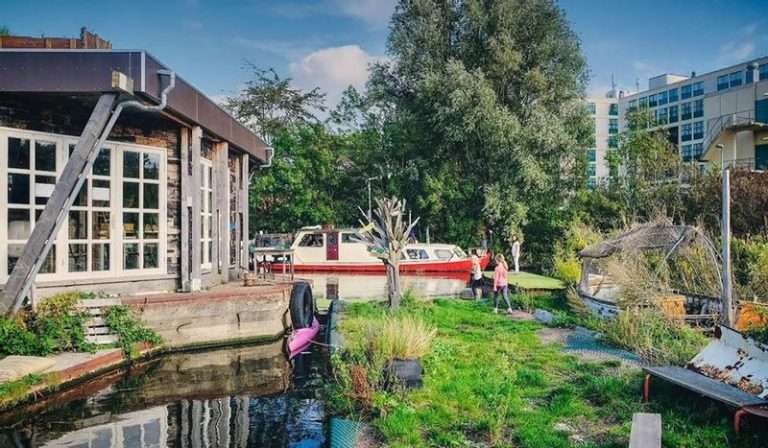 Chillen met de kids bij Café de Ceuvel in Noord