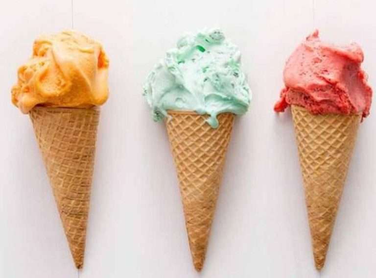 Vers huisgemaakt ijs eten bij de Ijspraktijk