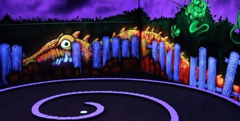 Glow in the dark mini golf: Ghost golf