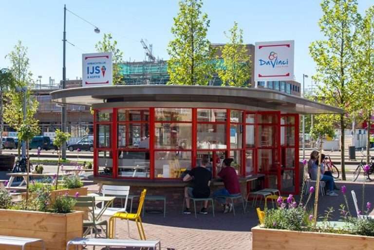 Ijsje eten bij Ijssalon Da Vinci in Amsterdam