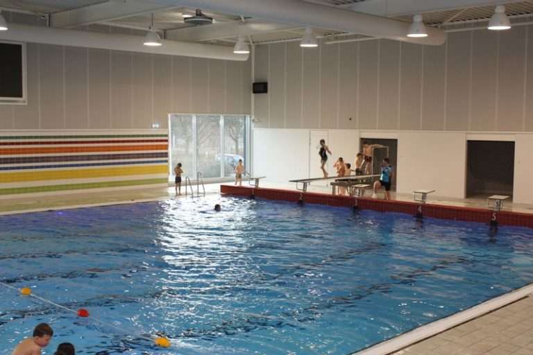 In swimming pool De Waterkanten there is something fun for everyone.