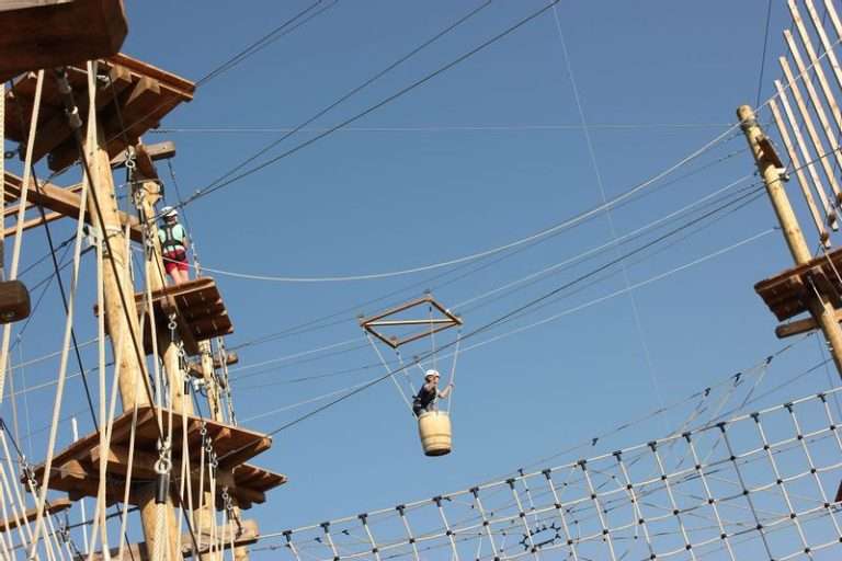 Klimmen en klauteren in Klimpark21 in Nieuw-Vennep
