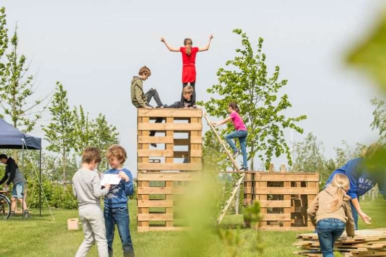 Hutten bouwen is een kinderfeest in Palènpa Park