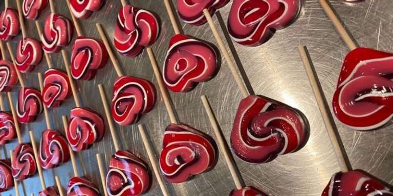 Making lollipops at your children's party - theme LOL Surprise