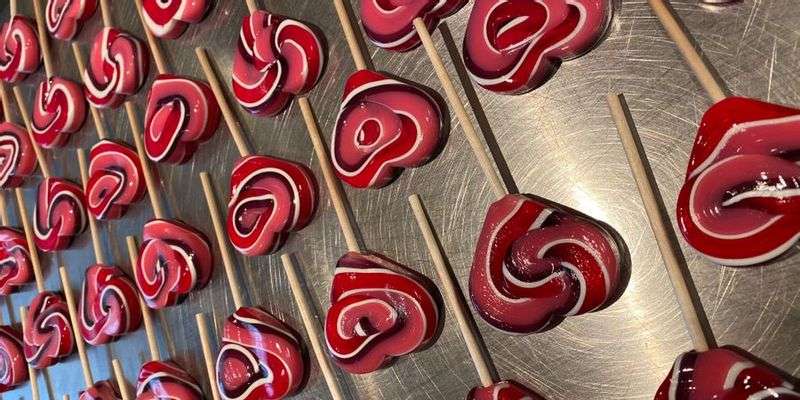 Making lollipops at your children’s party – theme LOL Surprise