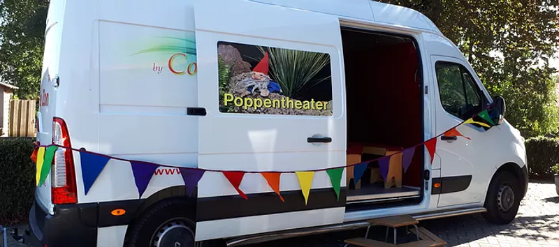 Children’s party with puppetry in the Party Bus