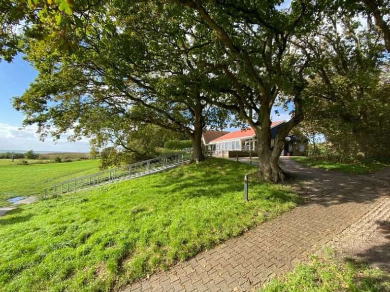 Paviljoen t Mar op het Mirnser Klif aan het IJsselmeer