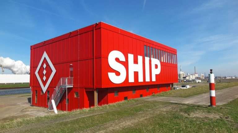 Experience the largest sea lock in the world in IJmuiden (SHIP)
