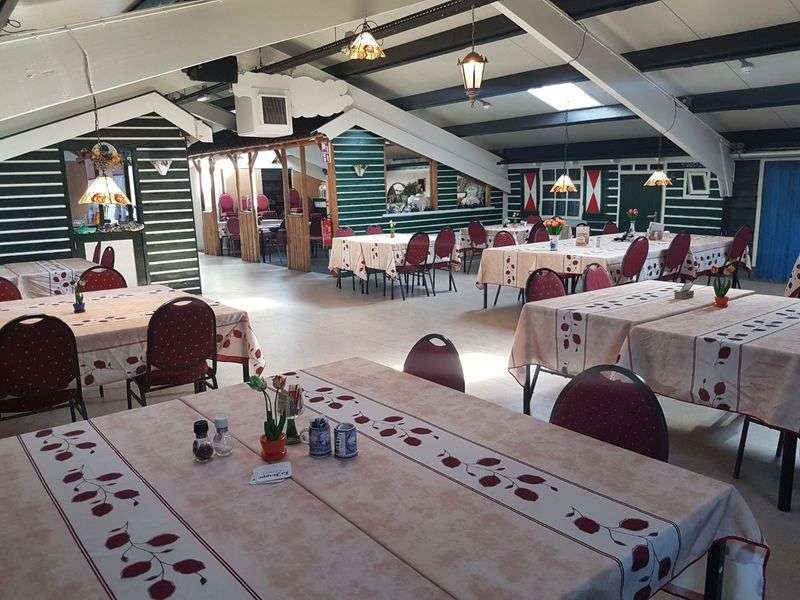 Eating and playing at the Simonehoeve near Volendam