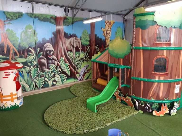 Ravotten op de speeltoestellen en op bezoek bij de kinderboerderij in Tuincentrum de Oosteinde Hillegom