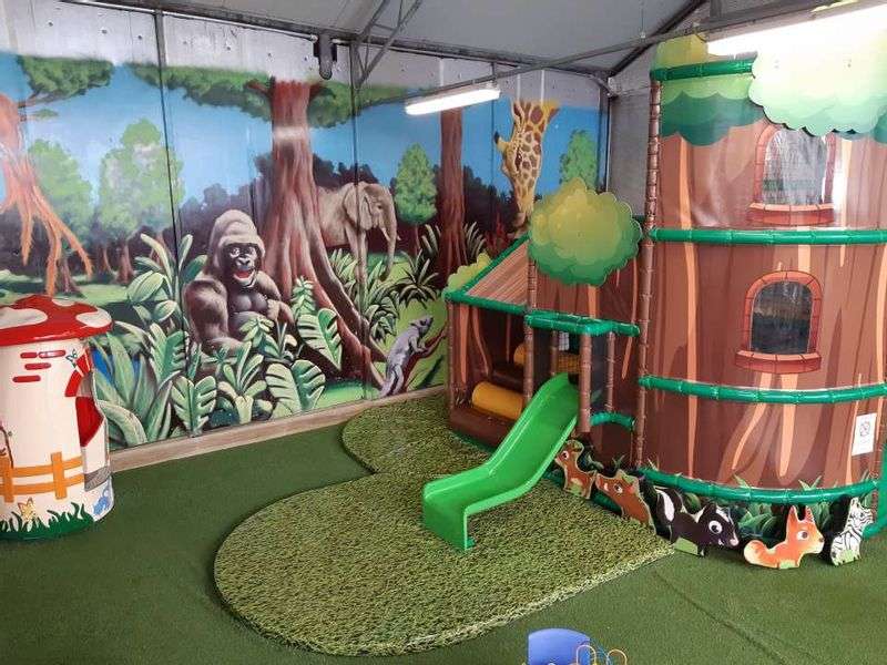 Ravotten op de speeltoestellen en op bezoek bij de kinderboerderij in Tuincentrum de Oosteinde Hillegom