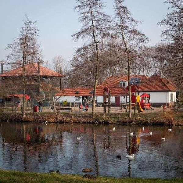 Stadsboerderij Darwinpark met twee speeltuinen