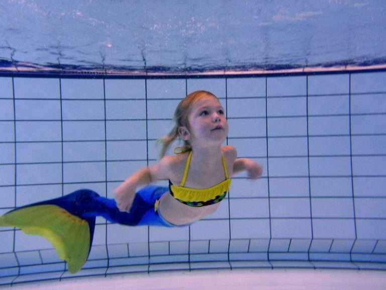 Mermaid party in Zaangolf swimming pool