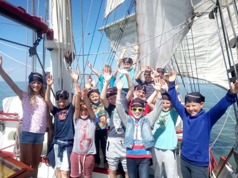 Sailing with sailing ship Bounty