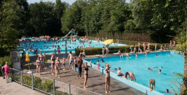 Buiten zwemmen in zwembad De Breek