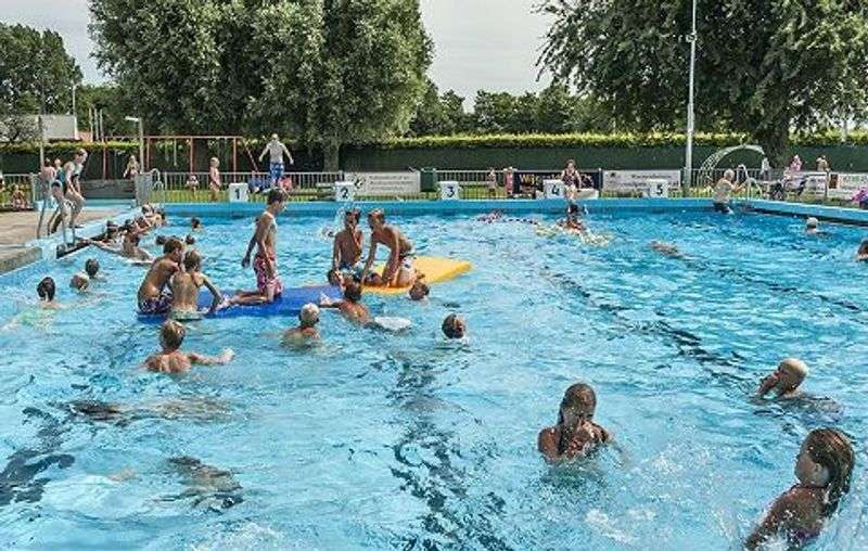 Zwembad buitenbad Maarten van der Weijdenbad